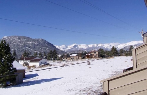 Estes Park Condo | Spacious Two-Level Condo with Spectacular Views Near Lake Estes