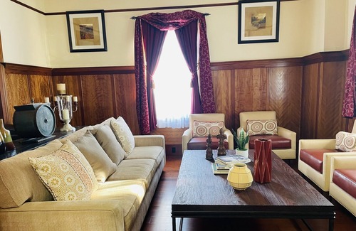 Gilroy House | Spacious & Unique Home In the Bay