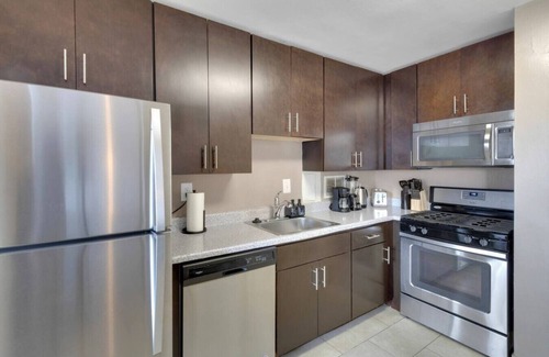 Crystal City Apartment | Spacious Unit-Free Parking-DCA Gem-Executive Stays