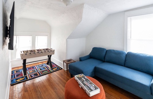Cleveland House | Spacious University Circle 6BR Gem w/Game Room