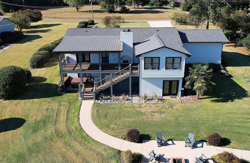 Lake Oconee House | Spacious updated (3Br/3B+Bunks) lake home w/hot tub- walk to shops & restaurants