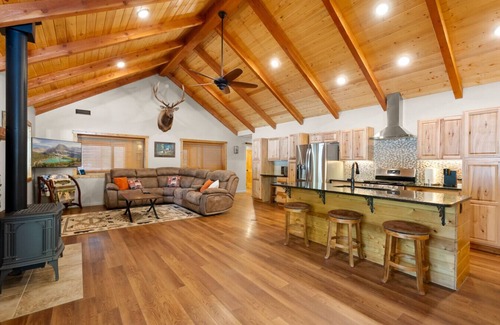 Coram Cabin | Spacious, Updated Lodge-Minutes to Glacier Park!