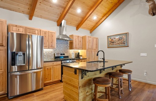 Coram Cabin | Spacious, Updated Lodge-Minutes to Glacier Park!