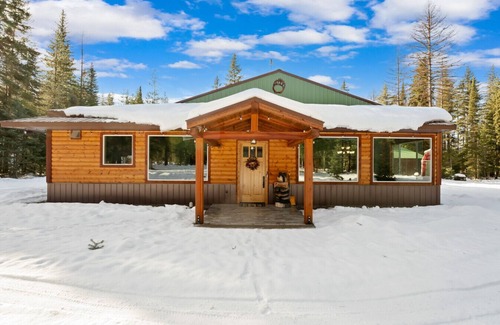 Coram Cabin | Spacious, Updated Lodge-Minutes to Glacier Park!