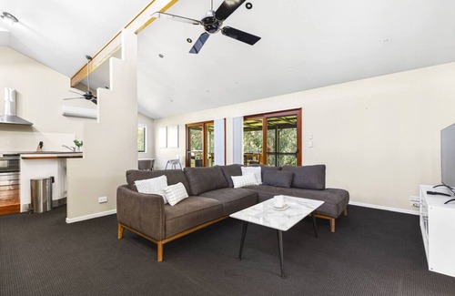 Erina Heights House | Spacious Upper-Level Retreat | 7 Mins to Beach