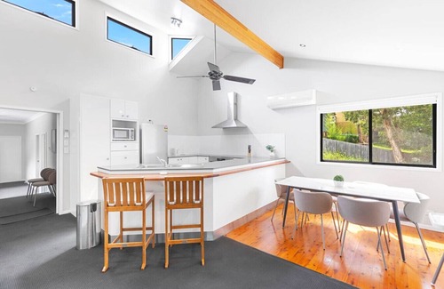 Erina Heights House | Spacious Upper-Level Retreat | 7 Mins to Beach