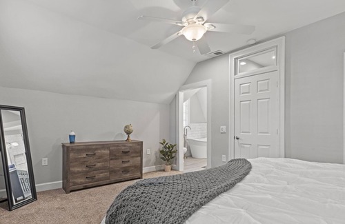 Southmoreland House | Spacious Upscale Retreat