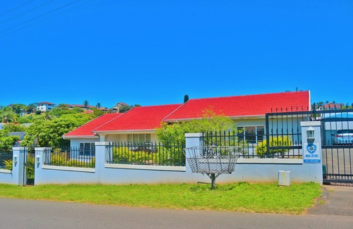 Bluff Villa | Spacious urban home with private pool in the backyard. 5 minutes from the beach.