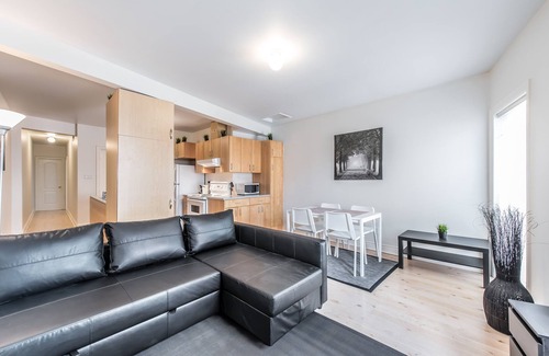 Niagara House | Spacious Urban King West 2 Bedroom With Parking