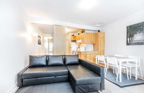 Niagara House | Spacious Urban King West 2 Bedroom With Parking