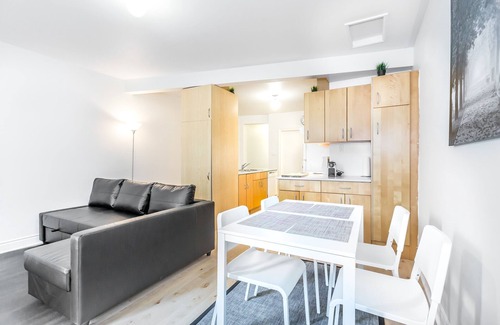 Niagara House | Spacious Urban King West 2 Bedroom With Parking