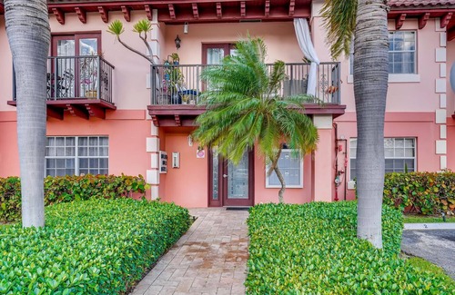 Lauderdale-by-the-Sea Condo | Spacious and Charming 2 level beach condo