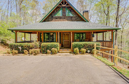 Dahlonega House | Spacious vacation retreat w/private hot tub, pool table, WiFi, & expansive deck