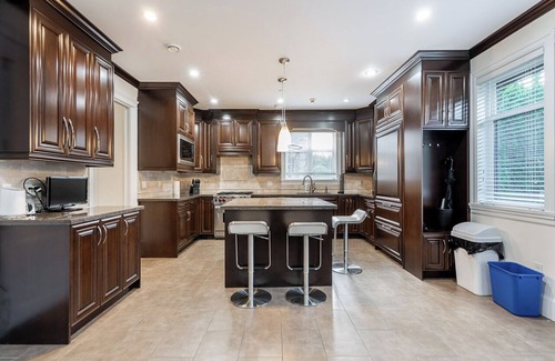 Kitsilano House | Spacious Vancouver 4BR 4.5BA Pool & Casino Setup