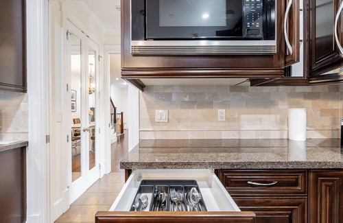 Kitsilano House | Spacious Vancouver 4BR 4.5BA Pool & Casino Setup