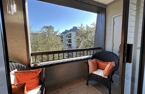 Harbour Town Condo | SPACIOUS VILLA WITH OCEAN VIEWS, NEAR SHOPS & BEACH IN HARBOUR TOWN HILTON HEAD