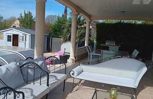 Fragnes-la-Loyere Villa | Spacious villa with canal-side pool