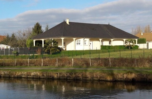 Fragnes-la-Loyere Villa | Spacious villa with canal-side pool