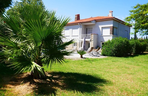 Elne House | Spacious villa, large enclosed grounds, secure swimming pool and air-conditioned bedrooms.