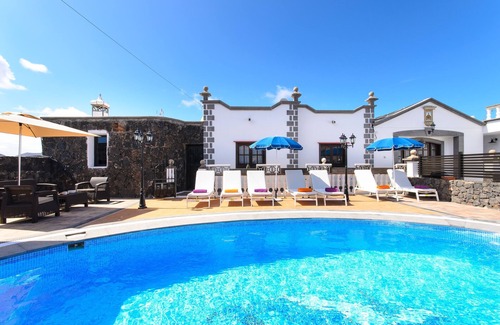 Mancha Blanca Villa | Spacious Villa "Las Calderetas" with Mountain View, Wi-Fi, Terrace & Pool