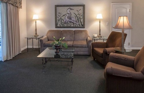Branson Hotel | Spacious Villa w/Balcony, Full Kitchen + Kid-Friendly Play Area