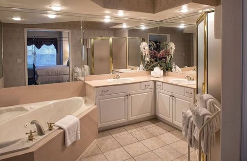 Branson Hotel | Spacious Villa w/Balcony, Full Kitchen + Kid-Friendly Play Area