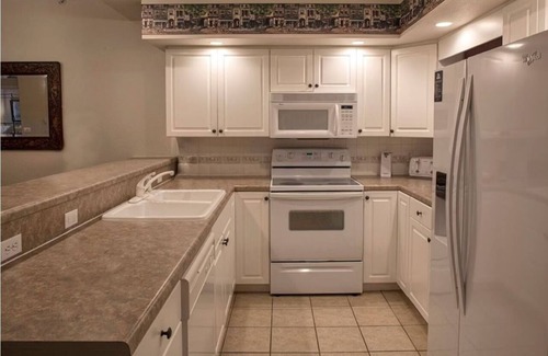 Branson Hotel | Spacious Villa w/Balcony, Full Kitchen + Kid-Friendly Play Area
