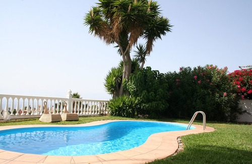 Salobrena Villa | Spacious villa with private pool, sea view, green garden, Airco, and Fast Wifi