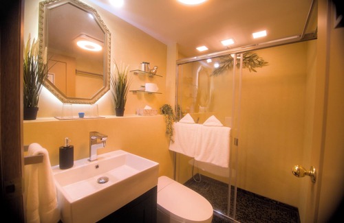 Calgary House | Spacious vintage styled basement apartment - private, Monterey Park, Calgary
