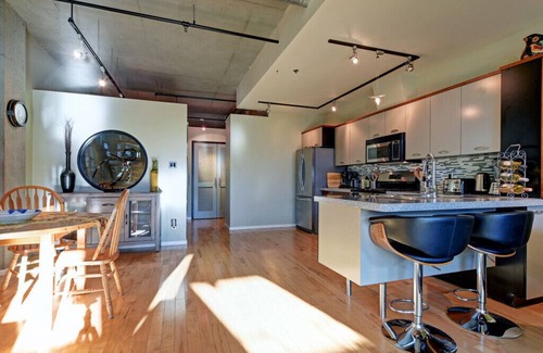 James Bay House | Spacious Walk-out Townhome steps to Fisherman's Wharf & Ocean, 2 Bed + Office!