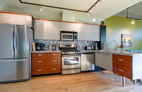 James Bay House | Spacious Walk-out Townhome steps to Fisherman's Wharf & Ocean, 2 Bed + Office!
