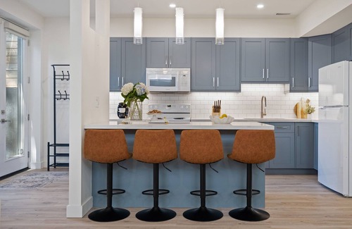 Toronto Apartment | Spacious Walkout Basement Studio w/Parking + Laundry + Wifi - Near Transit
