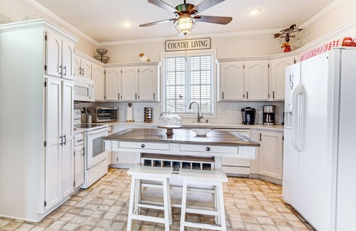 Warrensburg House | Spacious Warrensburg Getaway w/Fireplace!