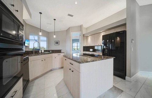 Port Charlotte House | Spacious waterfront home with jaw-dropping views!