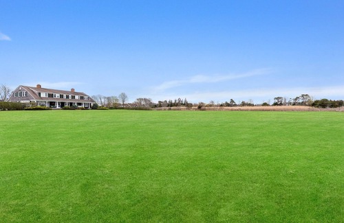 Quogue House | Spacious waterfront 9-bedroom house in peaceful Quogue
