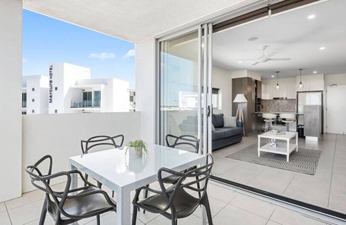 Birtinya Apartment | Spacious Waterfront apartment (opp Hospital)