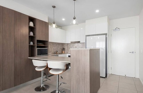 Birtinya Apartment | Spacious Waterfront apartment (opp Hospital)