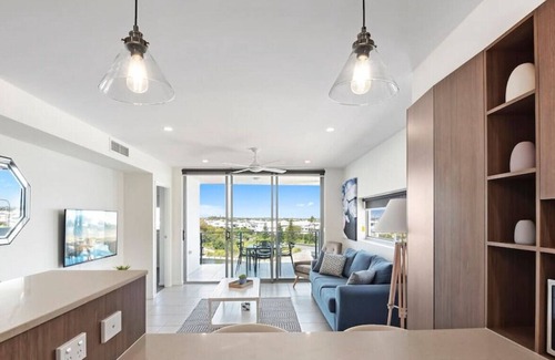 Birtinya Apartment | Spacious Waterfront apartment (opp Hospital)