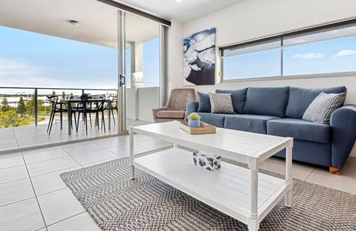Birtinya Apartment | Spacious Waterfront apartment (opp Hospital)
