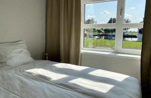 Langelille House | Spacious Waterfront Family Gem