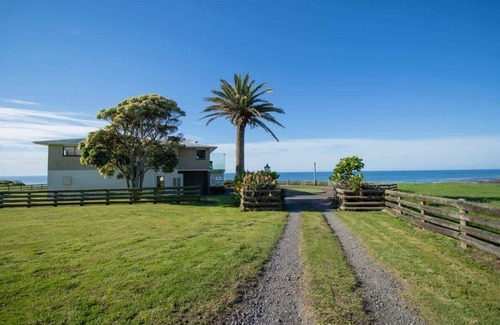 Bell Block Apartment | Spacious Waterfront Apartment in New Plymouth