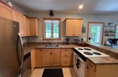 Thornton House | Spacious White Mtns Cabin with Grill, Patio, & Fireplace