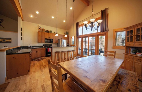Wildernest House | Spacious Wildernest Retreat w/Hot Tub & Mountain Views