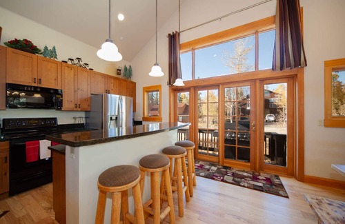 Wildernest House | Spacious Wildernest Retreat w/Hot Tub & Mountain Views