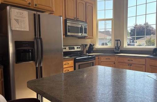 College Place House | Spacious with 5 beds, games, gourmet kitchen close to downtown,By Oasis Escapes,