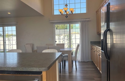 College Place House | Spacious with 5 beds, games, gourmet kitchen close to downtown,By Oasis Escapes,