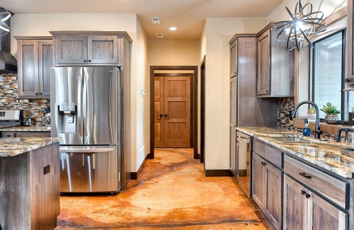 Lead Cabin | Spacious Zero-Entry 3400 Sq. Ft. Lodge on 2 Acres w/Clubhouse Access!