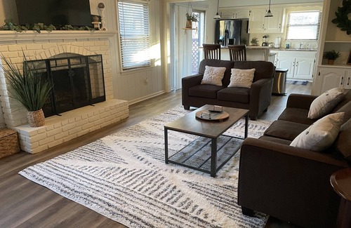 Grandview House | Spacious3BRKing-15minPlaza&Stadium upper only