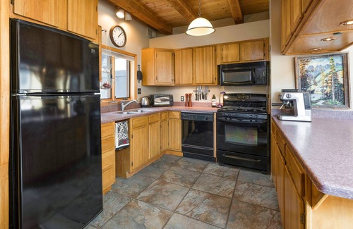 Taos Ski Valley House | Spalding chalet: Serene haven w/creek access and close to ski lift