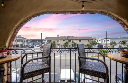 West Newport House | Spanish Castle in Newport Steps to the Sand and Grocery Store